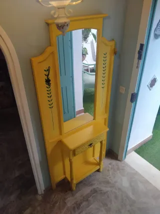 Mueble recibidor amarillo con espejo