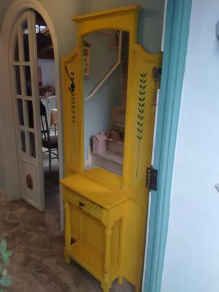 Mueble recibidor amarillo con espejo