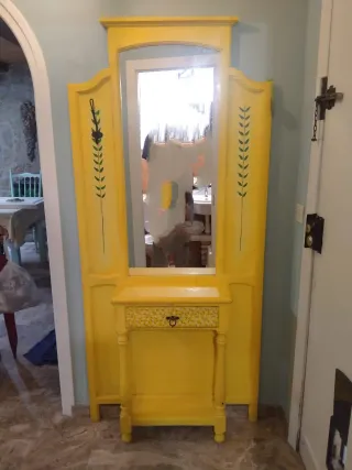 Mueble recibidor amarillo con espejo