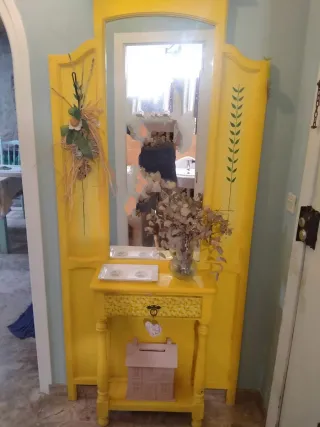 Mueble recibidor amarillo con espejo