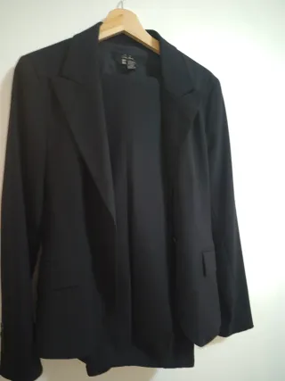 Traje negro chaqueta y pantalón, color negro