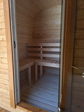 Sauna de madera con estufa eléctrica