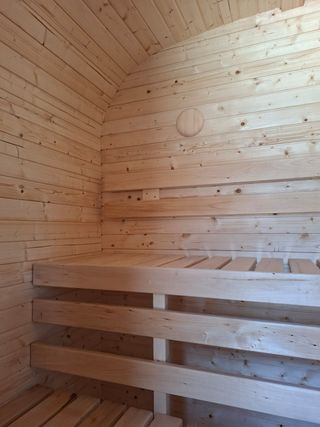 Sauna de madera con estufa eléctrica