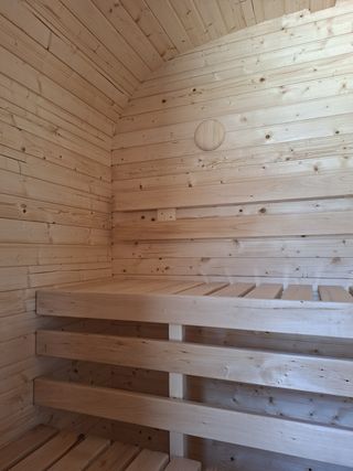Sauna de madera con estufa eléctrica