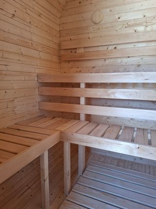 Sauna de madera con estufa eléctrica
