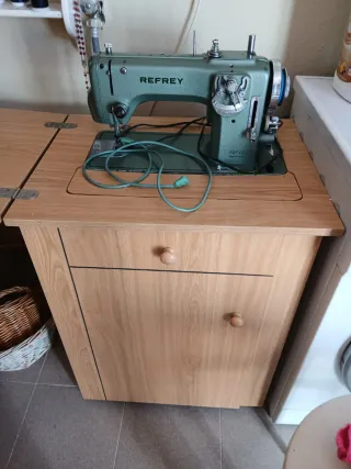 Máquina de coser Refrey vintage