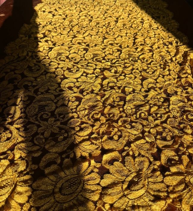 Mantilla antigua oro y negra francesa