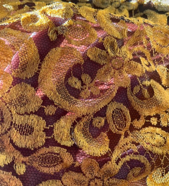 Mantilla antigua oro y negra francesa