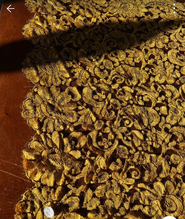 Mantilla antigua oro y negra francesa