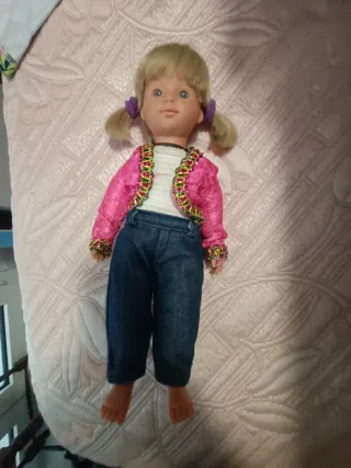 Muñeca descatalogada con ropa