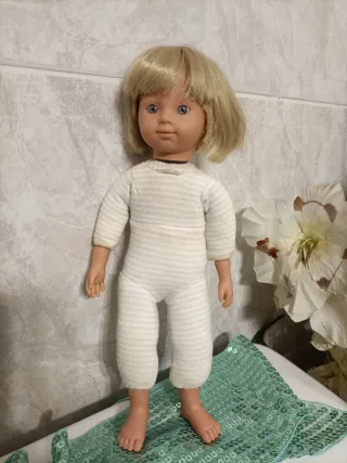 Muñeca descatalogada con ropa