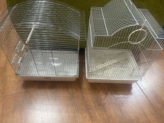 Jaula para pájaros plateada y blanca