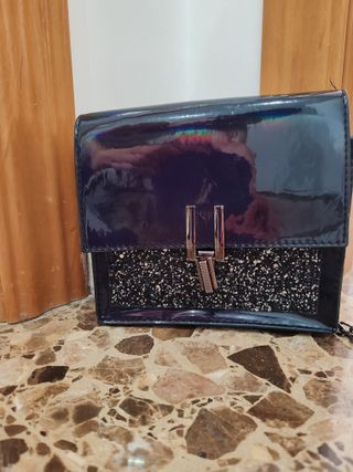 Bolso bandolera negro y dorado