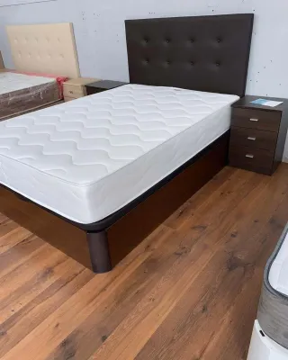 Divano letto pieghevole in legno con 4 angoli arrotondati in legno massello da 3 cm con apertura frontale e laterale