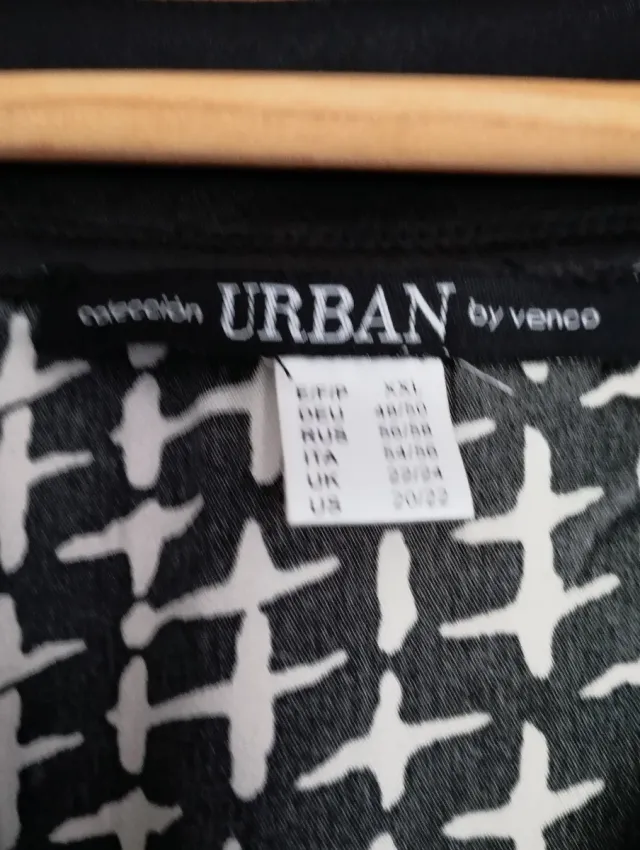 Blusa Venca Estampada Cuello Pico