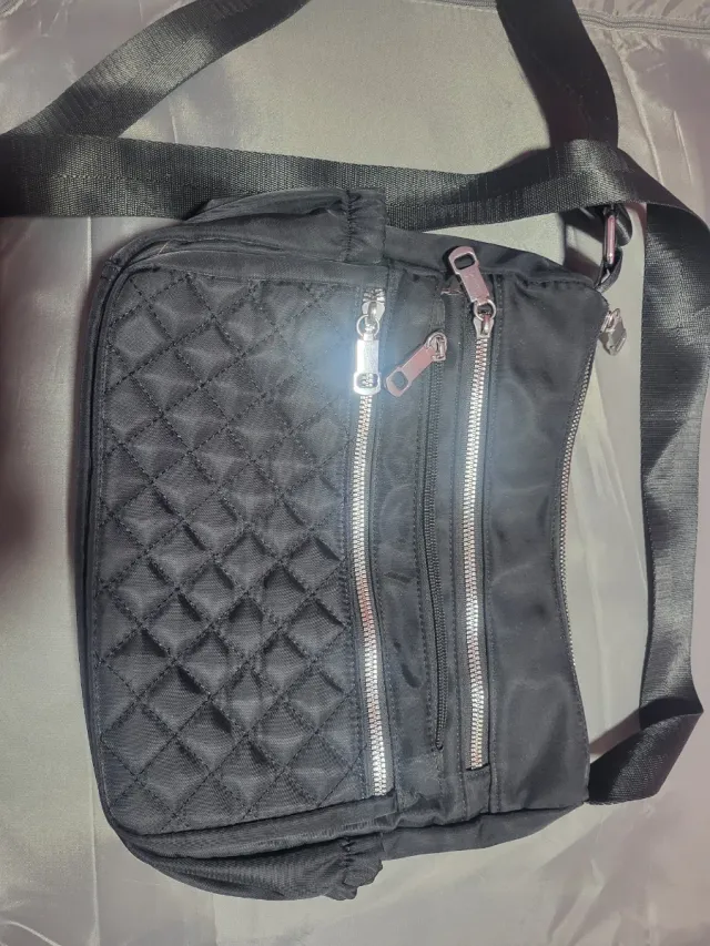 Borsa nera imbottita con cerniere