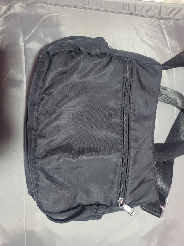 Borsa nera imbottita con cerniere