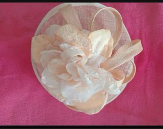 Tocado de boda beige y rosa