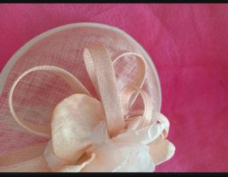 Tocado de boda beige y rosa