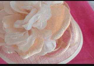 Tocado de boda beige y rosa