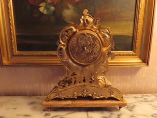 Reloj barroco dorado con pareja