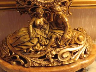 Reloj barroco dorado con pareja