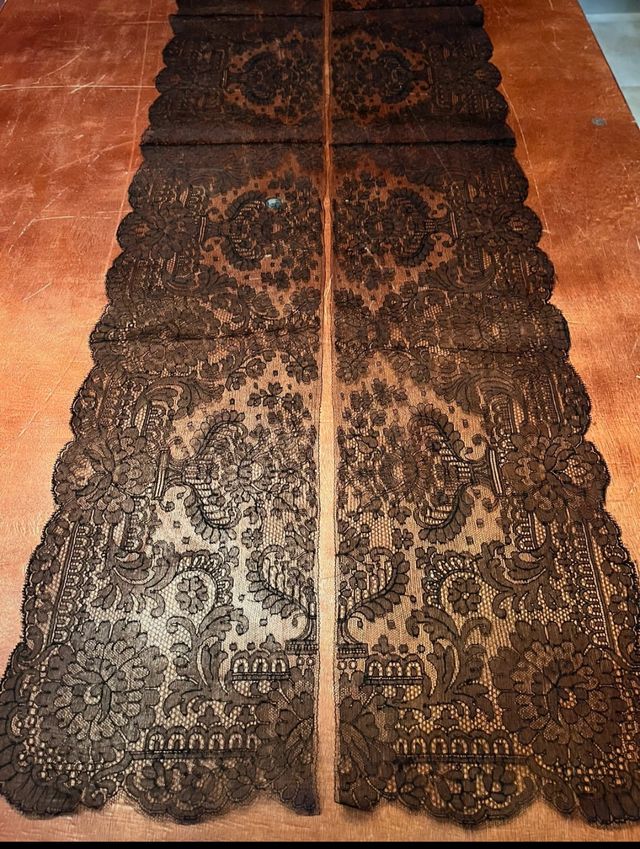 Encaje Chantilly frances para rostros de Virgen