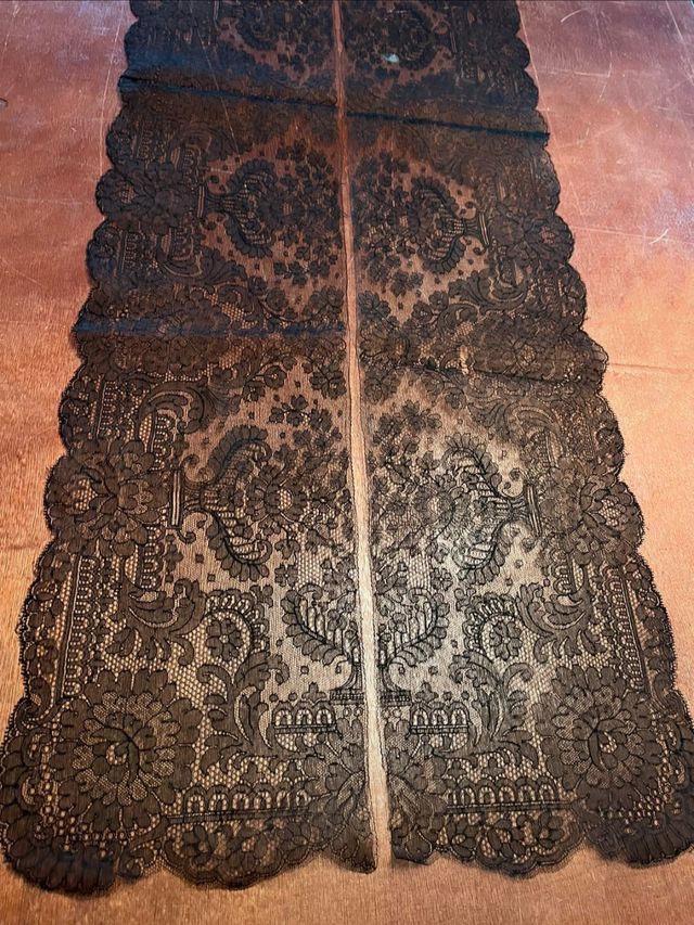 Encaje Chantilly frances para rostros de Virgen