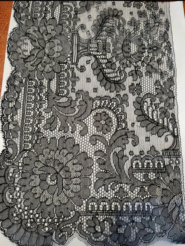 Encaje Chantilly frances para rostros de Virgen