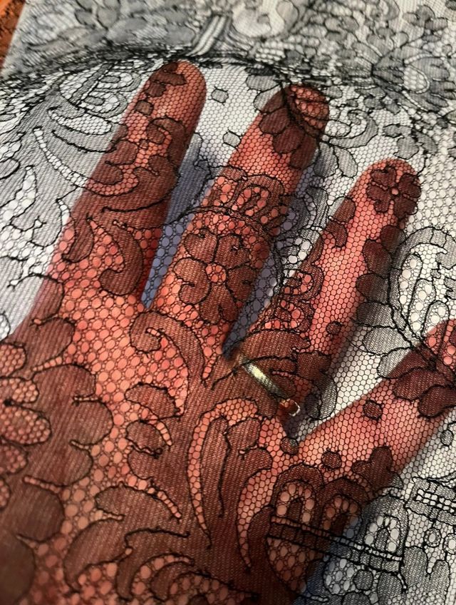 Encaje Chantilly frances para rostros de Virgen