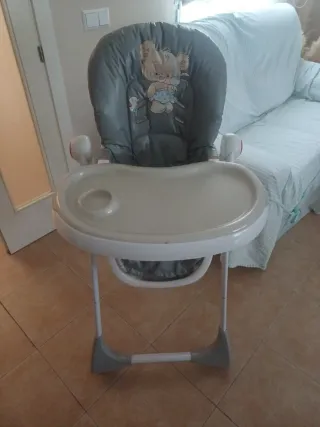 Trona de bebé gris con estampado de oso