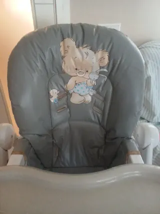 Trona de bebé gris con estampado de oso