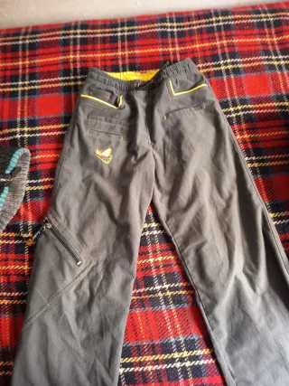 Pantalón gris con cremallera y logo