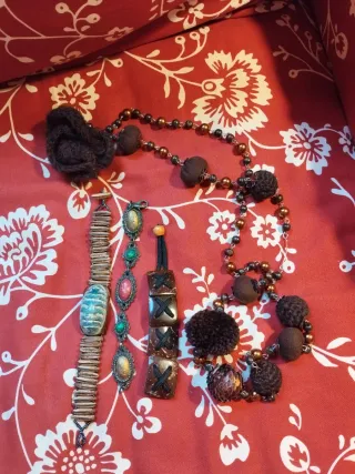Lote de bisutería: pulseras y collar