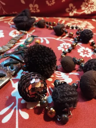 Lote de bisutería: pulseras y collar