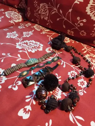 Lote de bisutería: pulseras y collar