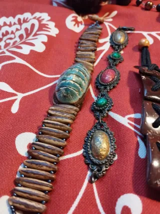 Lote de bisutería: pulseras y collar
