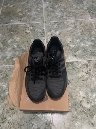 Zapatillas Adidas Negras y Grises