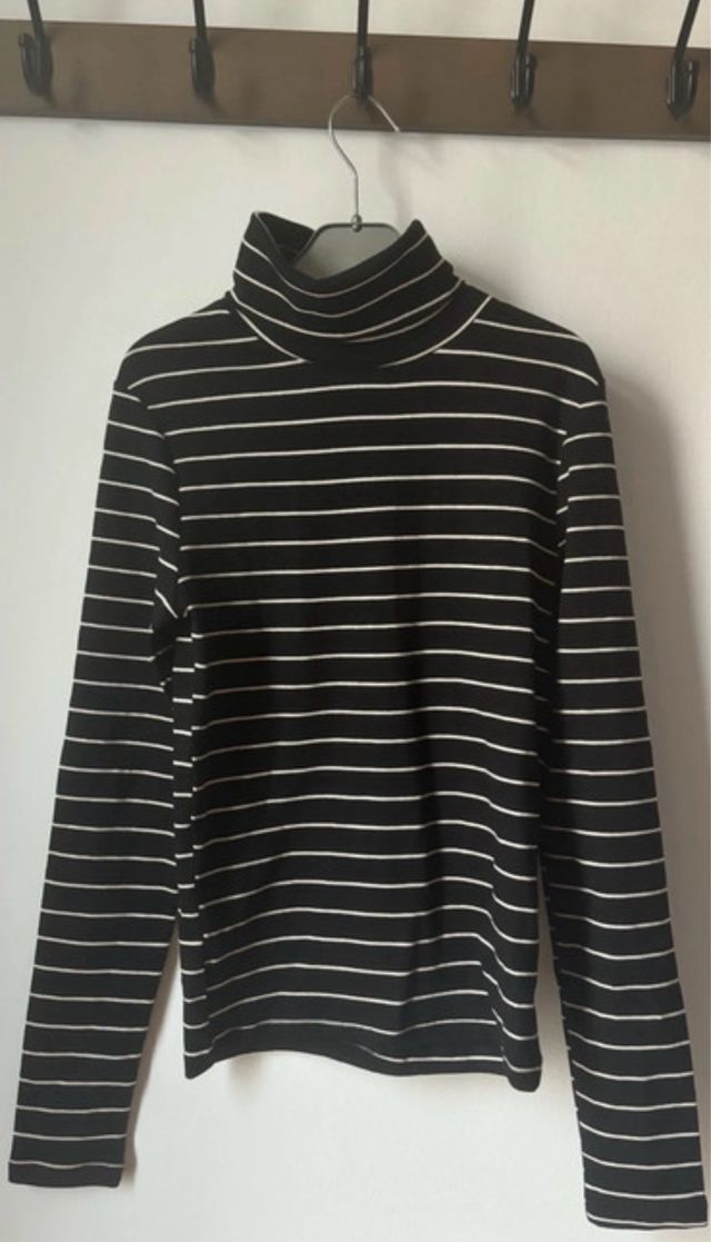 Camiseta de rayas cuello alto