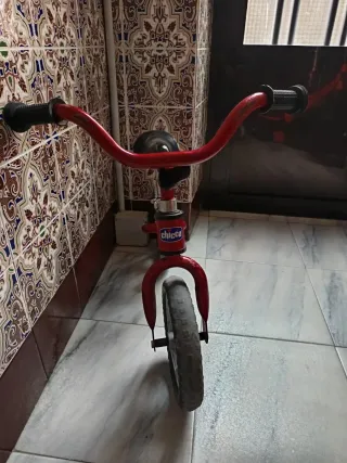Bicicleta de equilibrio Chicco roja