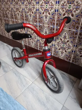 Bicicleta de equilibrio Chicco roja