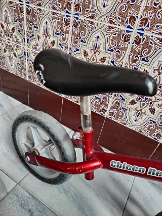 Bicicleta de equilibrio Chicco roja
