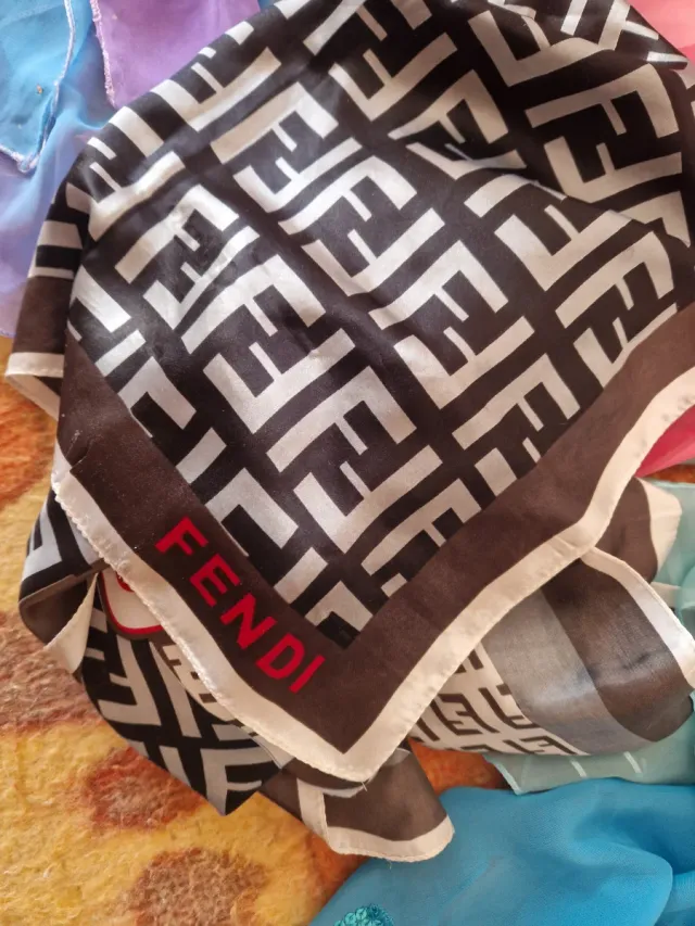 Foulard di marca e non