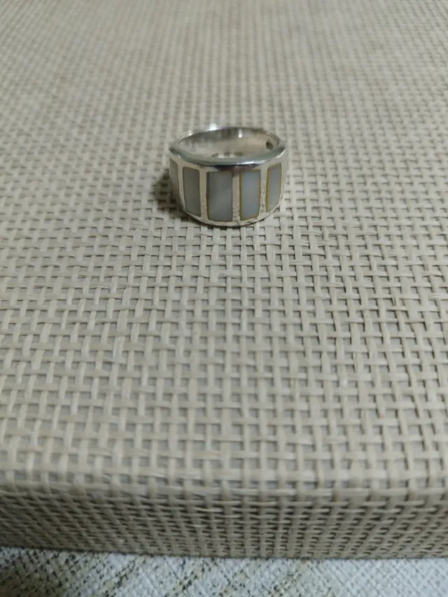 Anello in argento con inserti bianchi