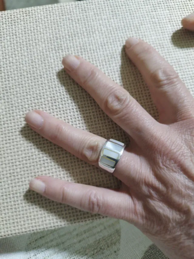 Anello in argento con inserti bianchi