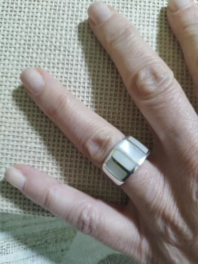 Anello in argento con inserti bianchi