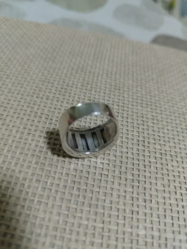 Anello in argento con inserti bianchi