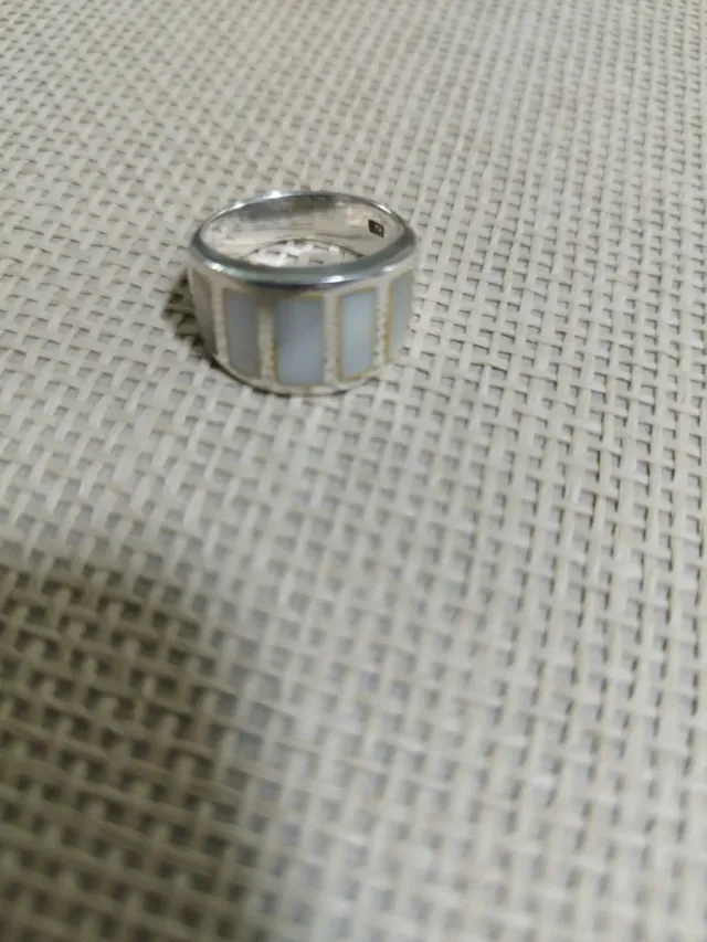 Anello in argento con inserti bianchi