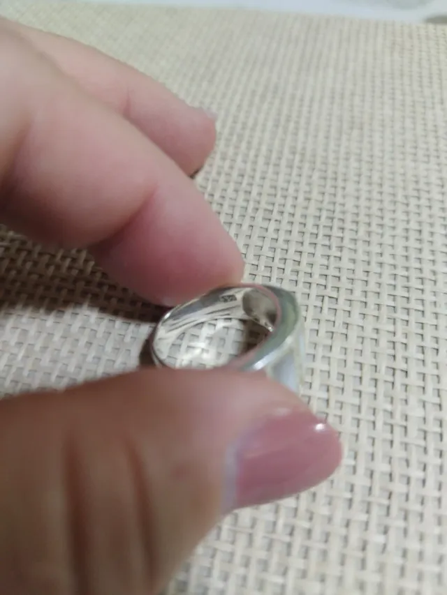 Anello in argento con inserti bianchi