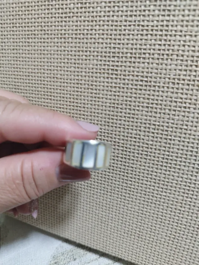 Anello in argento con inserti bianchi